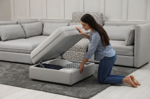 Xu hướng nội thất tối giản 2025 Tủ – kệ – bàn tích hợp: Một chiếc kệ vừa để sách, vừa có thể mở ra làm bàn làm việc. Sofa giường thông minh: Vừa ngồi thư giãn, vừa làm giường ngủ phụ khi cần. Ghế gấp, bàn kéo dài: Phù hợp với các căn hộ có diện tích giới hạn.