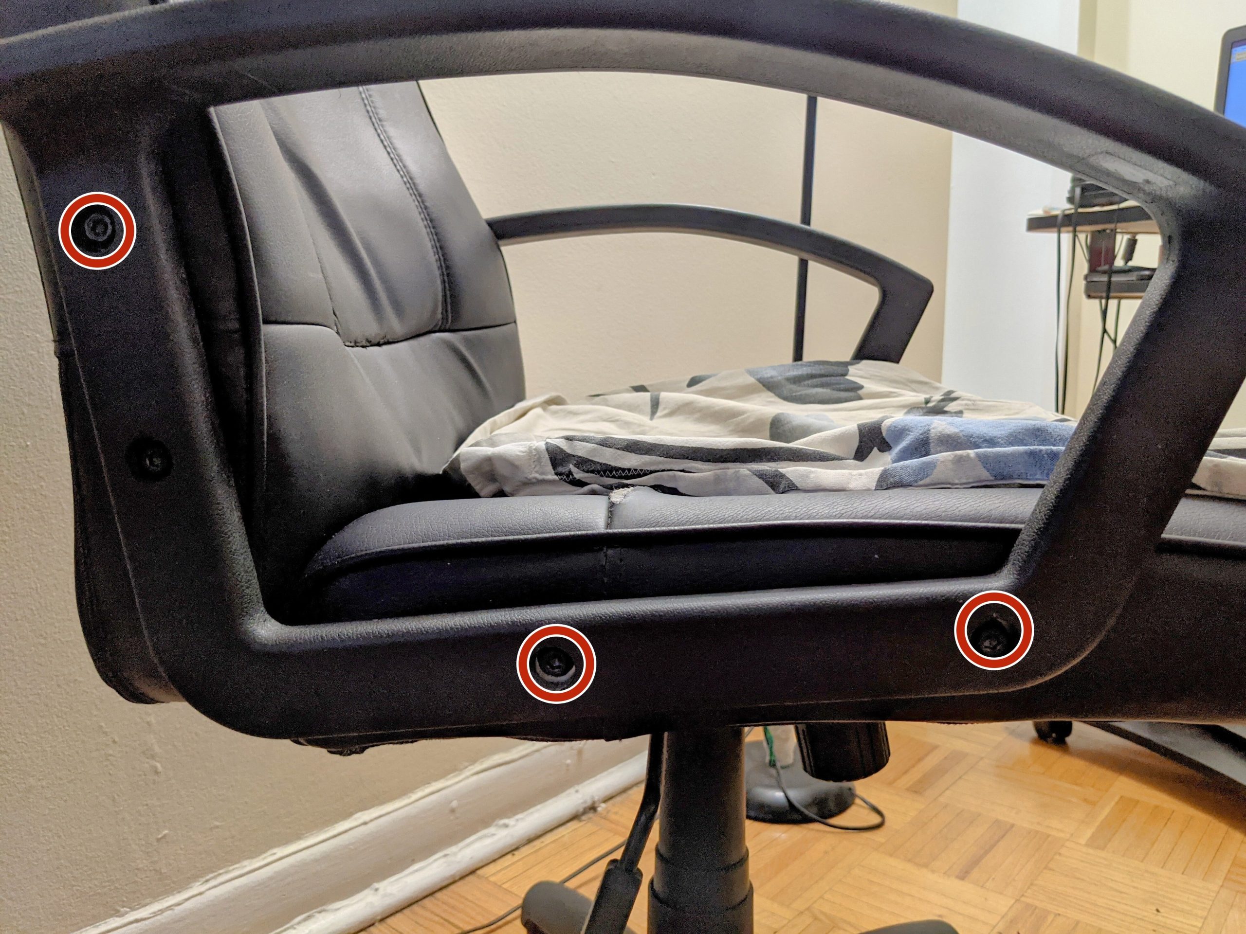 Lỗi ghế công thái học bị kêu