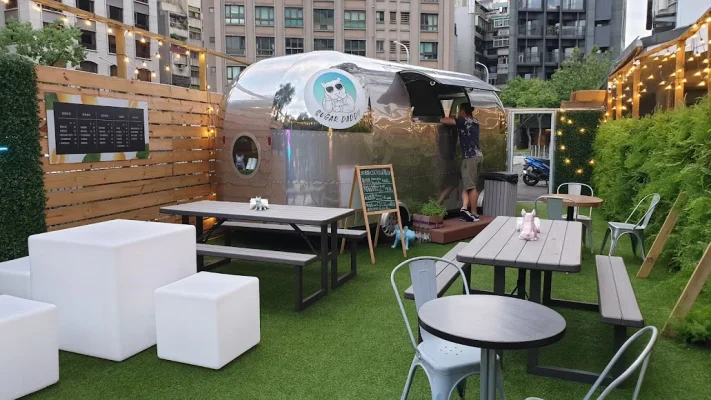 “outdoor bubble tea shop seating”