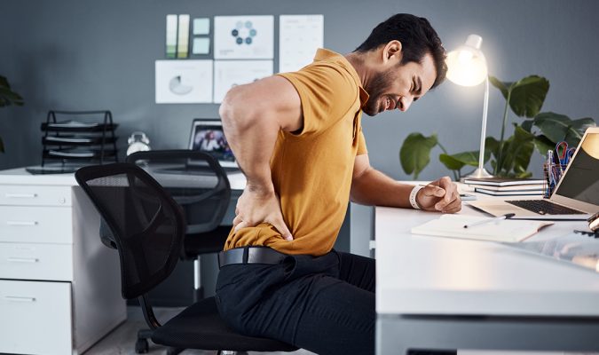 Vì sao ngồi lâu lại bị đau lưng?