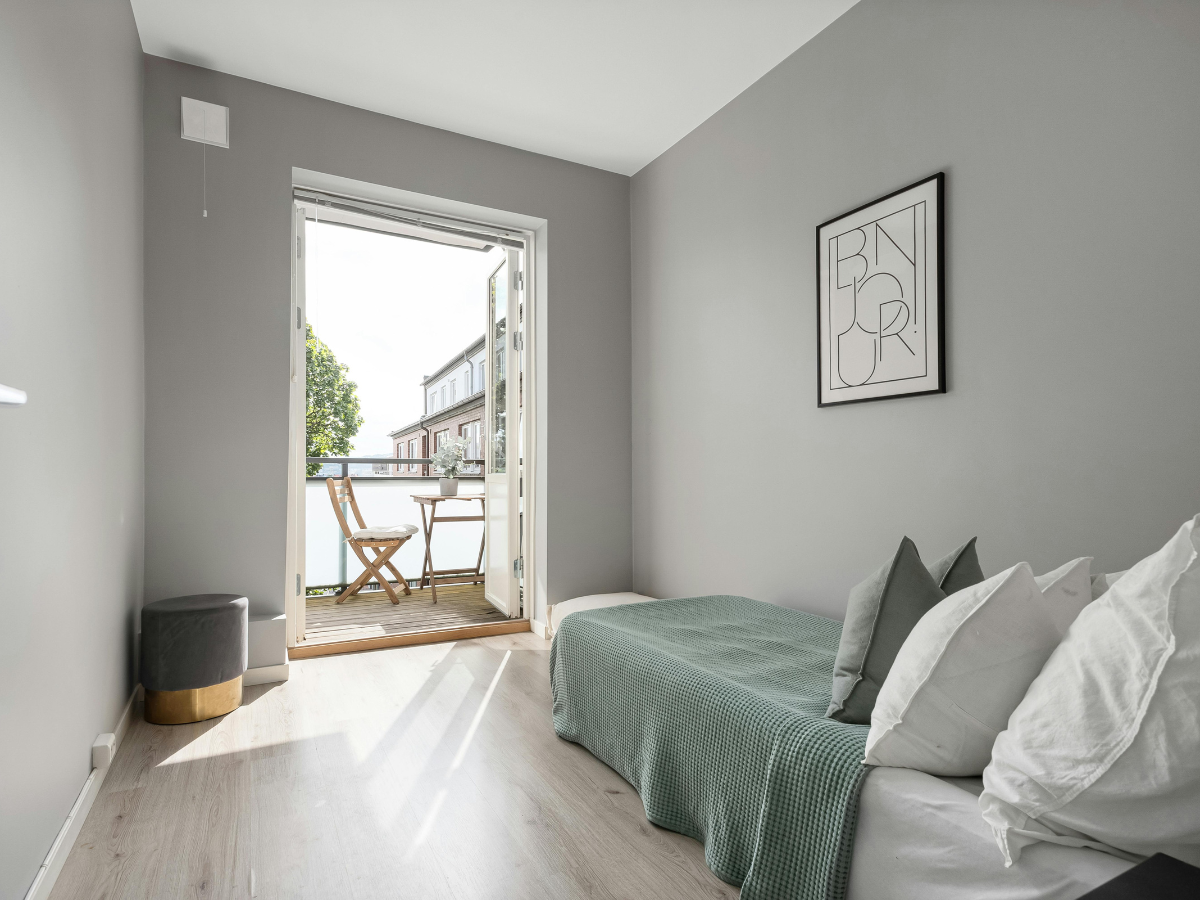 small room light color furniture